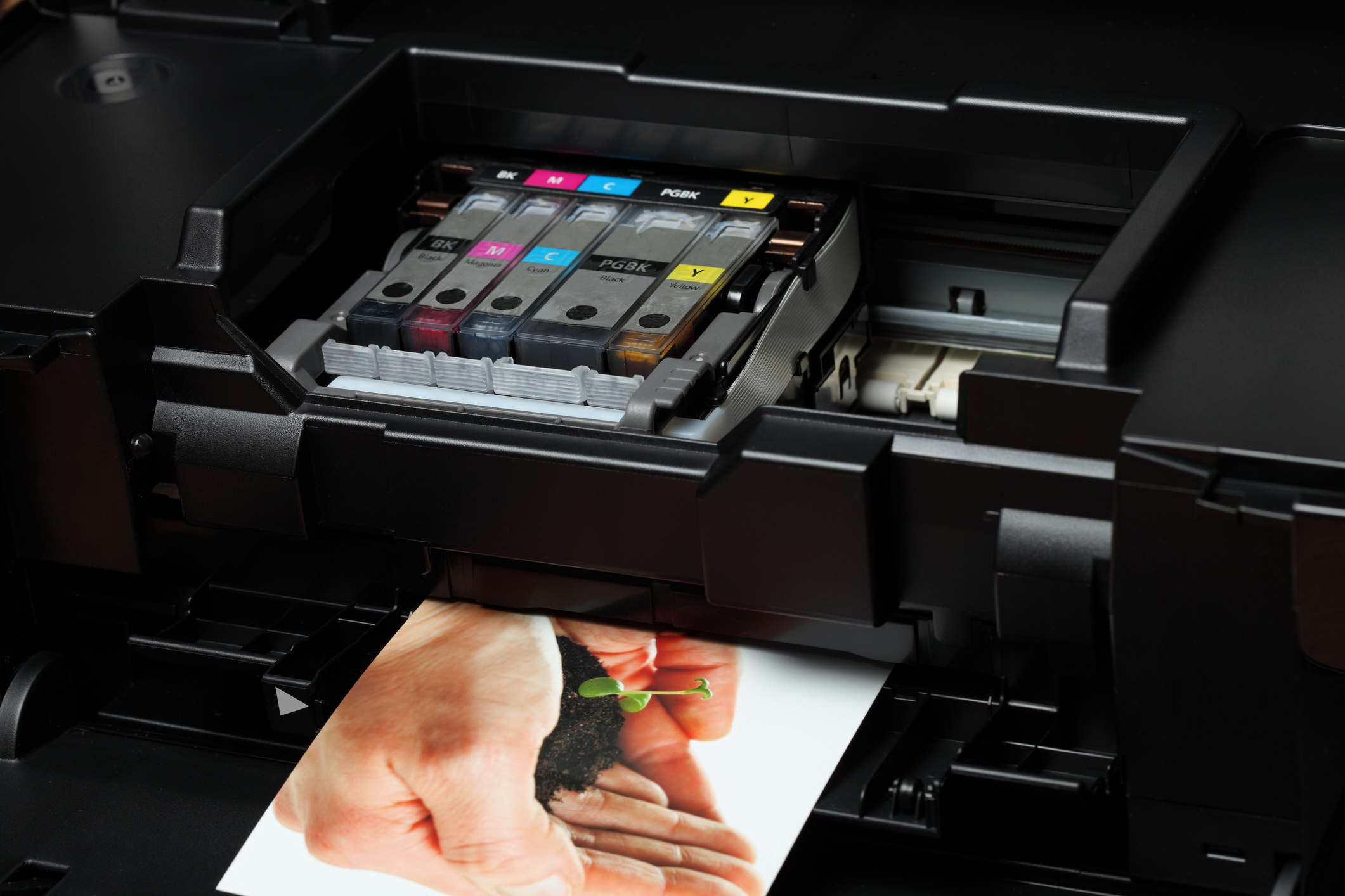Drucker ausschalten und Netzstecker ziehen.
Druckerabdeckung öffnen und Tinten- oder Tonerpatronen überprüfen.