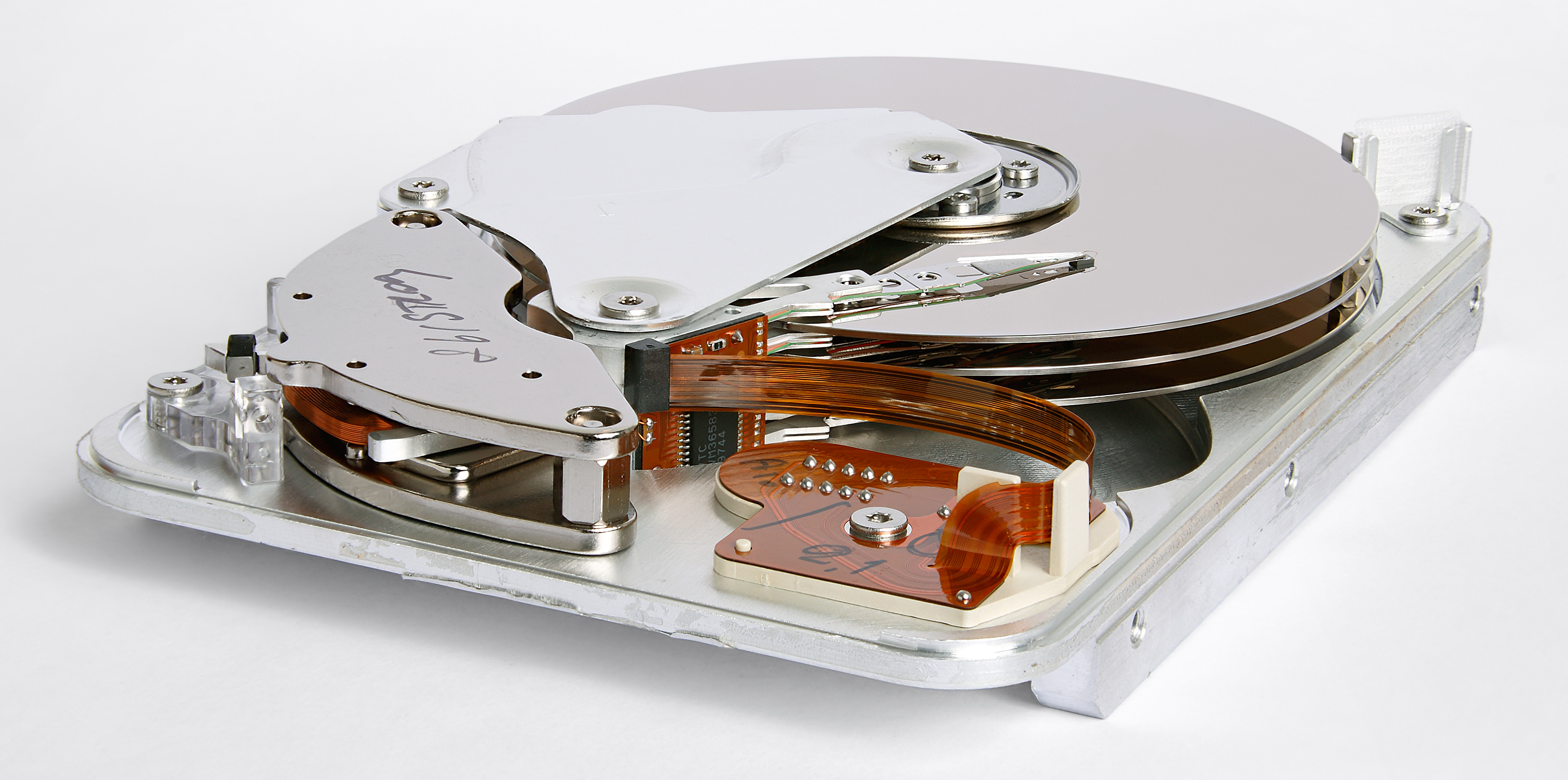 Festplattenlaufwerk (HDD): Eine traditionelle Festplatte, die Daten auf rotierenden Scheiben speichert.
Solid-State-Laufwerk (SSD): Eine moderne Festplatte, die Daten auf Flash-Speicherchips speichert.