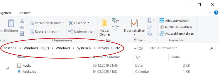 Öffnen Sie den Windows-Explorer und navigieren Sie zu C:WindowsSystem32driversetc.
Klicken Sie mit der rechten Maustaste auf die Datei hosts und wählen Sie Öffnen mit und dann Editor aus.