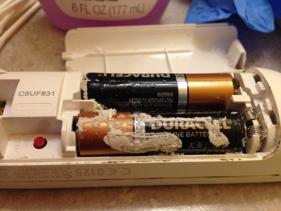 Reinigen Sie die Batteriepole mit einem sauberen Tuch oder einer Bürste.
Setzen Sie neue Batterien in die Fernbedienung ein.