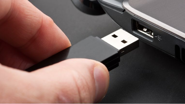 Sichern Sie Ihre wichtigen Dateien und stellen Sie sicher, dass Sie über eine Windows-Installations-DVD oder einen USB-Stick verfügen.
Starten Sie Ihren Computer von der Installations-DVD oder dem USB-Stick.