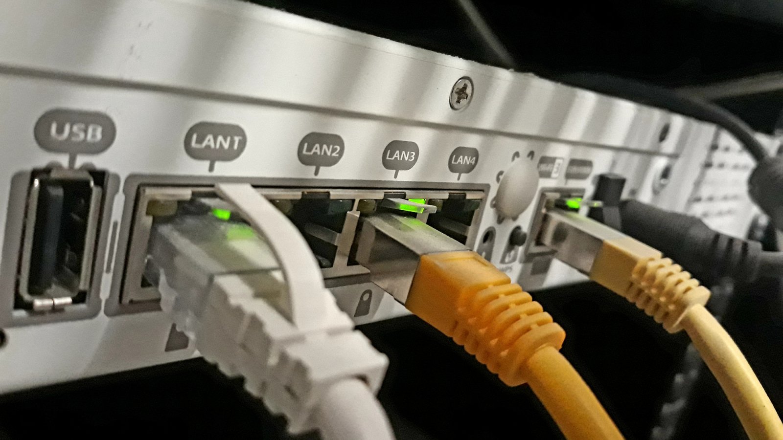 Stellen Sie sicher, dass das Kabel zwischen Ihrem Comcast-Modem und Ihrem Computer ordnungsgemäß angeschlossen ist.
Überprüfen Sie, ob das Ethernet-Kabel nicht beschädigt ist und richtig in die Ethernet-Buchse des Modems eingesteckt ist.