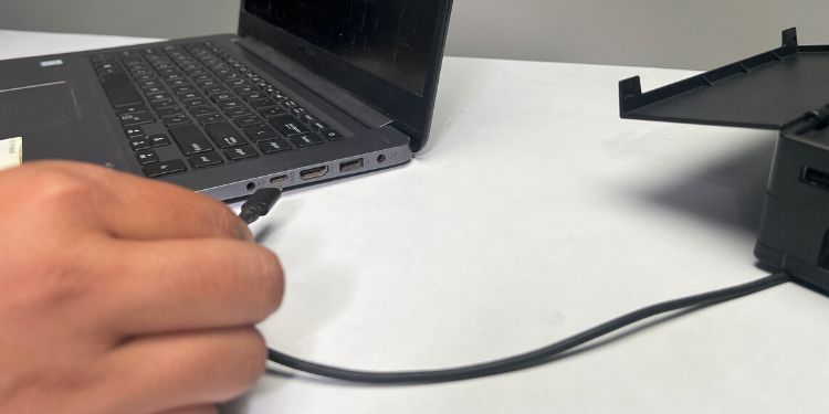 Stellen Sie sicher, dass das USB-Kabel ordnungsgemäß angeschlossen ist.
Überprüfen Sie, ob der USB-Anschluss am Computer oder Laptop funktioniert.