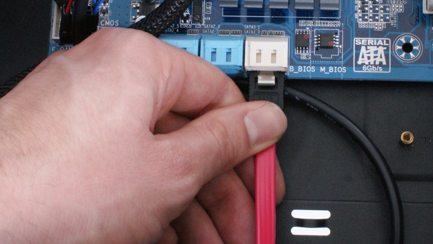 Stellen Sie sicher, dass die SSD richtig mit dem SATA-Kabel verbunden ist.
Überprüfen Sie auch, ob das SATA-Kabel korrekt an das Motherboard angeschlossen ist.