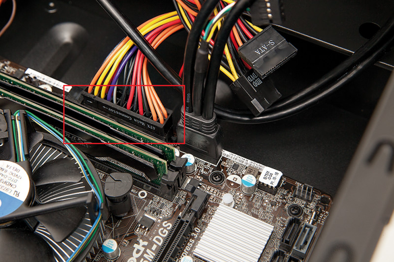 Suchen Sie einen freien Stromanschluss im Inneren des Computers und verbinden Sie das Stromkabel mit der Festplatte.
Wenn Sie die Festplatte in ein neues Gehäuse einbauen möchten, öffnen Sie das Gehäuse und entfernen Sie die vorhandene Halterung oder Platte.