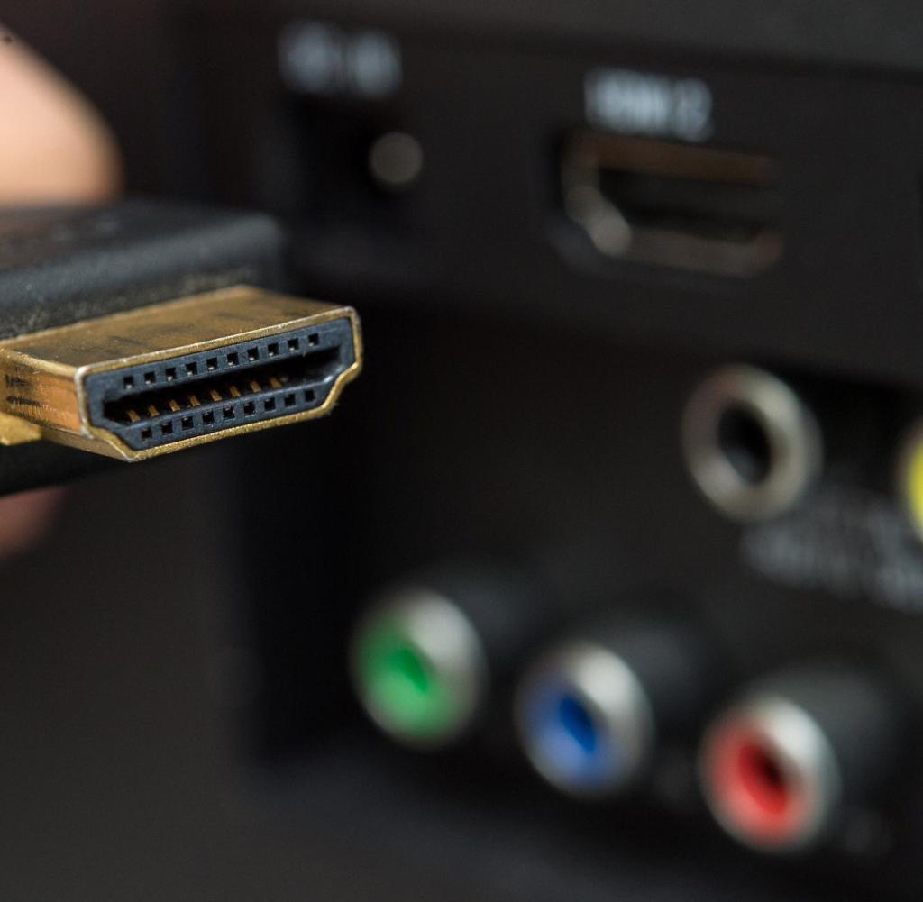 Überprüfen Sie den HDMI-Anschluss am Fernseher auf Schmutz, Staub oder Beschädigungen. Reinigen Sie den Anschluss bei Bedarf vorsichtig.
Starten Sie sowohl die Xbox One als auch den Fernseher neu.