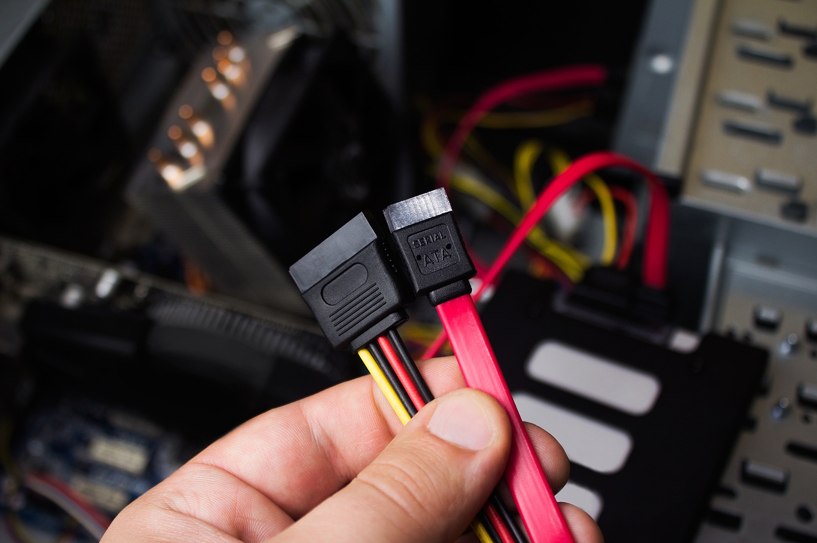 Überprüfen Sie die Kabelverbindungen der SSD auf festen Sitz und eventuelle Beschädigungen.
Entfernen Sie den aktuellen SSD-Treiber und installieren Sie ihn erneut. Stellen Sie sicher, dass Sie den richtigen Treiber für Ihre SSD verwenden.