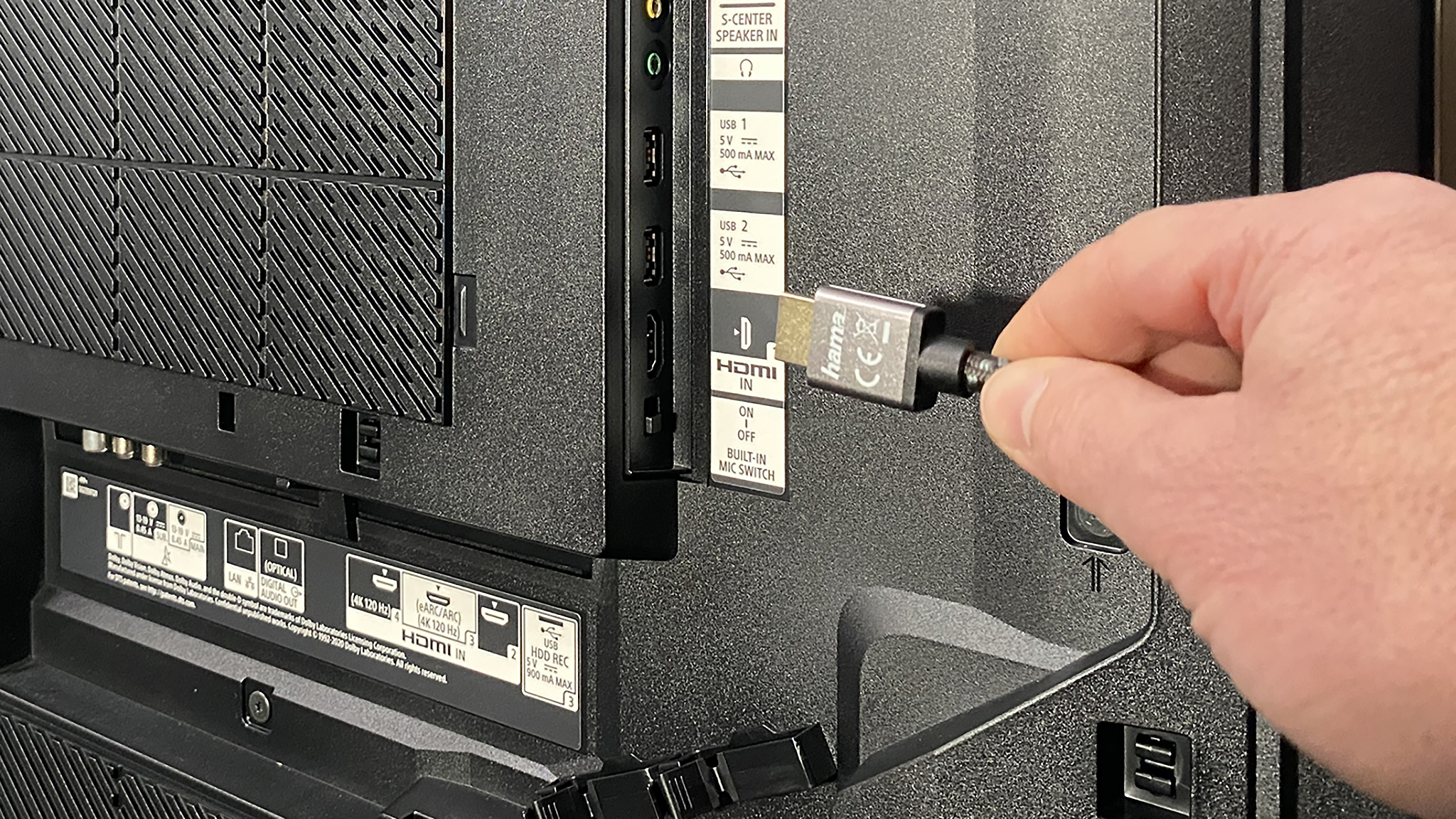 Überprüfen Sie die Verbindung des HDMI-Kabels mit dem Apple TV und dem Fernseher.
Stellen Sie sicher, dass das HDMI-Kabel korrekt in die entsprechenden Anschlüsse gesteckt ist.