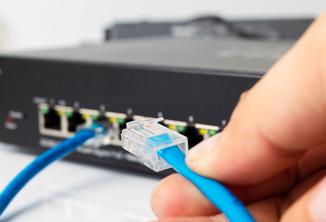 Verbinden Sie Ihren Computer direkt mit dem Router mit einem Ethernet-Kabel, anstatt eine drahtlose Verbindung zu verwenden.
Stellen Sie sicher, dass das Kabel in gutem Zustand ist und keine Verbindungsprobleme verursacht.