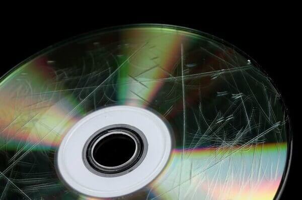 Verschmutzte oder beschädigte Blu-ray-Disc: Überprüfen Sie die Disc auf sichtbare Kratzer, Fingerabdrücke oder Verschmutzungen. Reinigen Sie die Disc vorsichtig mit einem weichen Tuch oder einem speziellen Disc-Reinigungsmittel.
Probleme mit der Systemsoftware: Stellen Sie sicher, dass Ihre PS3 mit der neuesten Systemsoftware aktualisiert ist. Überprüfen Sie die Einstellungen und führen Sie gegebenenfalls ein Systemupdate durch.
